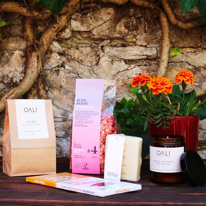 Coffret gourmand avec spécialités belges artisanales, chocolat et miel