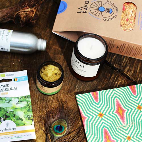 Emballage soigné d’un coffret cadeau entreprise, élégant et responsable